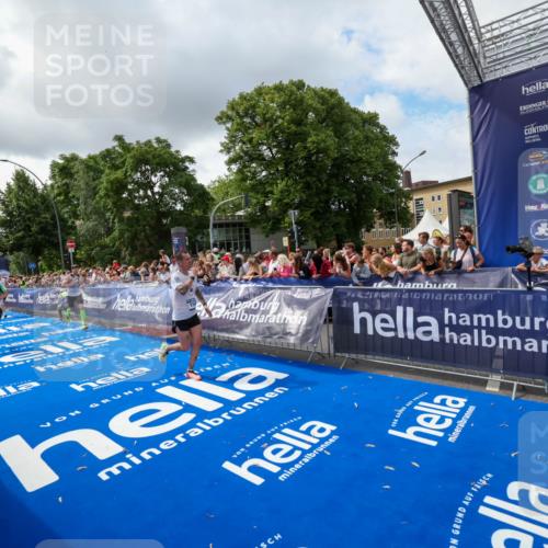 29.06.2025 - hella hamburg halbmarathon Zöllner http://msf.ph/oto/8402833 29.06.2025 10:38:28 Ziel 1042, 1710, 2745, 3014, 3431, 3790, 7110, 8571, 14992, 16075, 16280, 18357, 18761 meine-sportfotos.de