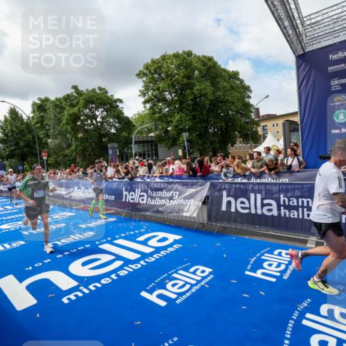 29.06.2025 - hella hamburg halbmarathon Zöllner http://msf.ph/oto/8402862 29.06.2025 10:38:29 Ziel 1042, 1710, 2745, 3014, 3431, 3790, 7110, 8571, 14992, 16075, 16280, 18357, 18761 meine-sportfotos.de