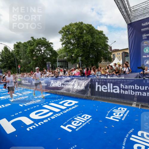 29.06.2025 - hella hamburg halbmarathon Zöllner http://msf.ph/oto/8402890 29.06.2025 10:38:31 Ziel 1710, 2745, 3014, 3790, 8571, 14992, 16075, 16280, 18357, 18761 meine-sportfotos.de