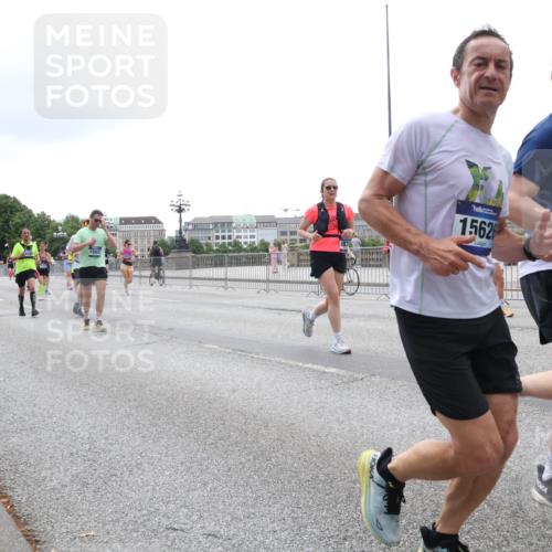 29.06.2025 - hella hamburg halbmarathon Lena Gebhardt http://msf.ph/oto/8402907 29.06.2025 10:50:08 Lombardsbrücke 1562, 1040, 1041, 1259, 1487, 1511, 1828, 1888, 2047, 2212, 2466, 2862, 2997, 3203, 3680, 3701, 3710, 3805, 3897, 4090, 4168, 4870, 5076, 5119, 5694, 5749, 5751, 5997, 6680, 6830, 7366, 7677, 7679, 7721, 7722, 7755, 8065, 8254, 9015, 9162, 9605, 9940, 10060, 10286, 10403, 10617, 10683, 10704, 11030, 11426, 11696, 11716, 11760, 12079, 12124, 13127, 13128, 13309, 13381, 13744, 13764, 13846, 13887, 14144, 14505, 14545, 14591, 14692, 14940, 15230, 15626 meine-sportfotos.de