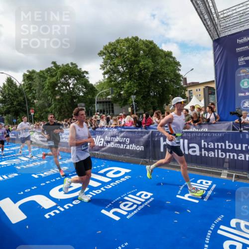 29.06.2025 - hella hamburg halbmarathon Zöllner http://msf.ph/oto/8402916 29.06.2025 10:38:32 Ziel 1710, 2745, 3014, 3790, 8571, 14905, 14992, 16075, 16280, 18357, 18761 meine-sportfotos.de