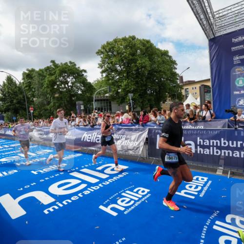 29.06.2025 - hella hamburg halbmarathon Zöllner http://msf.ph/oto/8402934 29.06.2025 10:38:33 Ziel 1710, 2745, 3014, 3790, 8571, 14905, 14992, 16075, 16280, 18357 meine-sportfotos.de