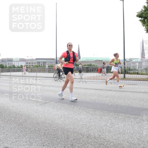 29.06.2025 - hella hamburg halbmarathon Lena Gebhardt http://msf.ph/oto/8403030 29.06.2025 10:50:08 Lombardsbrücke 15633, 1040, 1041, 1259, 1487, 1511, 1828, 1888, 2047, 2212, 2466, 2862, 2997, 3203, 3680, 3701, 3710, 3805, 3897, 4090, 4168, 4870, 5076, 5119, 5694, 5749, 5751, 5997, 6680, 6830, 7366, 7677, 7679, 7721, 7722, 7755, 8065, 8254, 9015, 9162, 9605, 9940, 10060, 10286, 10403, 10617, 10683, 10704, 11030, 11426, 11696, 11716, 11760, 12079, 12124, 13127, 13128, 13309, 13381, 13744, 13764, 13846, 13887, 14144, 14505, 14545, 14591, 14692, 14940, 15230, 15626 meine-sportfotos.de