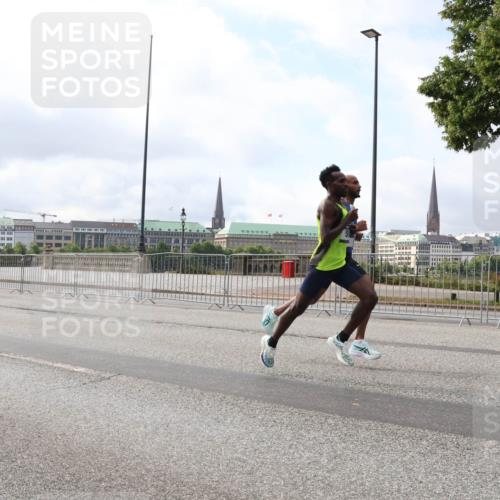 29.06.2025 - hella hamburg halbmarathon Lena Gebhardt http://msf.ph/oto/8403050 29.06.2025 09:31:30 Lombardsbrücke 1, 2, 4, 5, 6, 7, 8, 9, 10, 11, 13, 15, 16, 22, 23, 25, 58, 59 meine-sportfotos.de