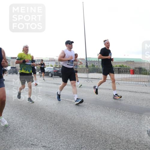 29.06.2025 - hella hamburg halbmarathon Lena Gebhardt http://msf.ph/oto/8403058 29.06.2025 10:03:30 Lombardsbrücke 277, 727, 1114, 428, 11556, 6453, 1114, 1135, 1138, 1161, 1414, 1450, 1885, 2277, 2594, 2619, 2683, 2759, 2780, 2782, 3572, 4307, 4511, 5384, 5396, 5464, 6208, 6391, 6453, 7006, 7210, 7211, 7277, 7278, 7279, 7290, 7706, 7935, 8484, 8727, 9439, 9453, 10389, 10824, 11402, 11556, 12169, 12177, 12211, 12212, 12377, 12422, 12843, 13036, 13474, 13664, 13732, 13793, 13857, 13874, 13976, 15539, 15643, 15859, 16371, 16621, 17226, 17550, 18028 meine-sportfotos.de