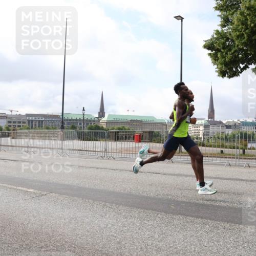 29.06.2025 - hella hamburg halbmarathon Lena Gebhardt http://msf.ph/oto/8403093 29.06.2025 09:31:31 Lombardsbrücke 1, 2, 4, 5, 6, 7, 8, 9, 10, 11, 13, 15, 16, 22, 23, 25, 58, 59 meine-sportfotos.de