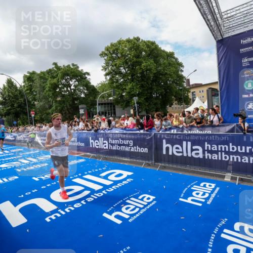 29.06.2025 - hella hamburg halbmarathon Zöllner http://msf.ph/oto/8403106 29.06.2025 10:38:43 Ziel 4148, 5248, 6684, 8450, 9403, 11281, 11282, 11379, 12772, 17154, 18188, 19004 meine-sportfotos.de