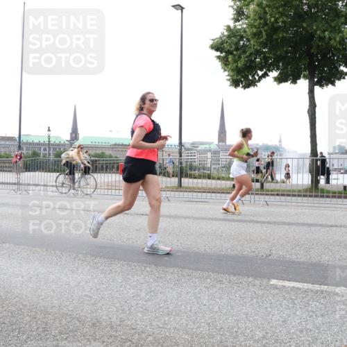 29.06.2025 - hella hamburg halbmarathon Lena Gebhardt http://msf.ph/oto/8403156 29.06.2025 10:50:09 Lombardsbrücke 1040, 1041, 1259, 1487, 1511, 1828, 1888, 2047, 2212, 2466, 2862, 2997, 3203, 3680, 3701, 3710, 3805, 3897, 4090, 4168, 4870, 5076, 5119, 5694, 5749, 5751, 5997, 6680, 6830, 7366, 7677, 7679, 7721, 7722, 7755, 8065, 8254, 9015, 9162, 9605, 9940, 10060, 10286, 10403, 10617, 10683, 11030, 11426, 11696, 11716, 11760, 12079, 12124, 13127, 13128, 13309, 13381, 13744, 13764, 13846, 13887, 14102, 14144, 14505, 14545, 14591, 14692, 14940, 15230, 15626 meine-sportfotos.de