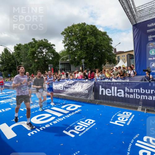 29.06.2025 - hella hamburg halbmarathon Zöllner http://msf.ph/oto/8403195 29.06.2025 10:38:47 Ziel 2296, 2719, 4148, 5248, 6684, 8450, 9264, 9403, 9540, 10218, 11055, 11281, 11282, 12772, 13800, 15372, 18188, 19004 meine-sportfotos.de