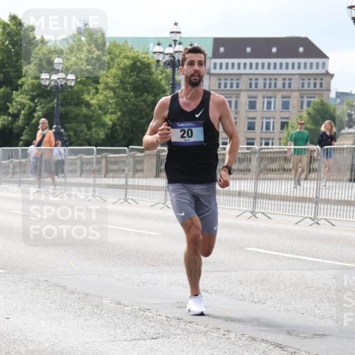 29.06.2025 - hella hamburg halbmarathon Lena Gebhardt http://msf.ph/oto/8403220 29.06.2025 09:31:36 Lombardsbrücke 20, 1, 2, 4, 5, 6, 7, 8, 9, 10, 11, 13, 15, 16, 20, 22, 23, 25, 58, 59 meine-sportfotos.de