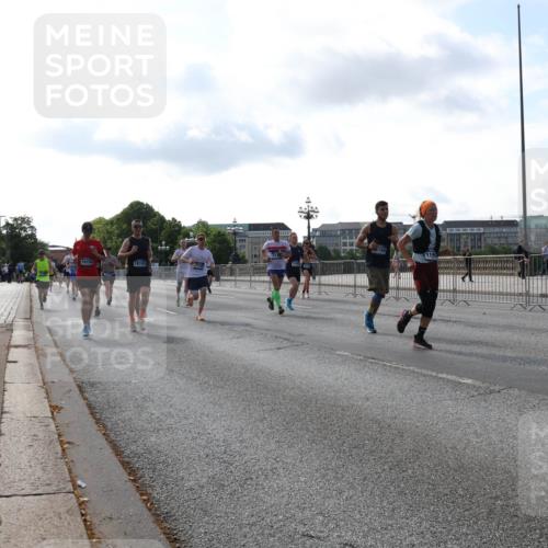 29.06.2025 - hella hamburg halbmarathon Lena Gebhardt http://msf.ph/oto/8403237 29.06.2025 09:49:14 Lombardsbrücke 18156, 18153, 677, 1042, 1571, 1600, 1603, 2044, 2707, 2745, 2750, 2797, 2849, 2980, 3014, 3116, 4062, 4148, 4381, 4766, 5003, 5050, 5124, 5648, 5889, 6037, 6047, 6149, 6771, 7109, 7310, 7482, 7743, 7981, 8002, 8121, 8358, 9640, 9643, 10190, 10369, 10451, 10738, 10877, 11106, 11177, 11423, 11447, 11952, 12088, 12091, 12098, 12168, 12739, 13064, 13137, 13158, 13190, 13372, 13755, 13900, 14075, 14311, 14359, 14603, 14667 meine-sportfotos.de