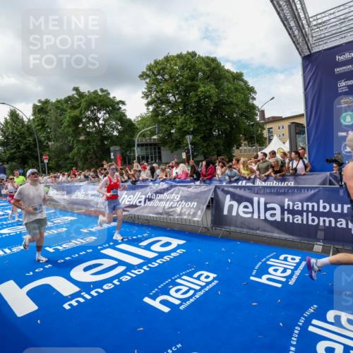 29.06.2025 - hella hamburg halbmarathon Zöllner http://msf.ph/oto/8403244 29.06.2025 10:38:49 Ziel 2296, 2719, 4148, 5248, 6684, 8450, 9264, 9540, 10218, 11055, 11281, 11282, 12772, 13755, 13800, 14093, 15372, 18188, 19004 meine-sportfotos.de