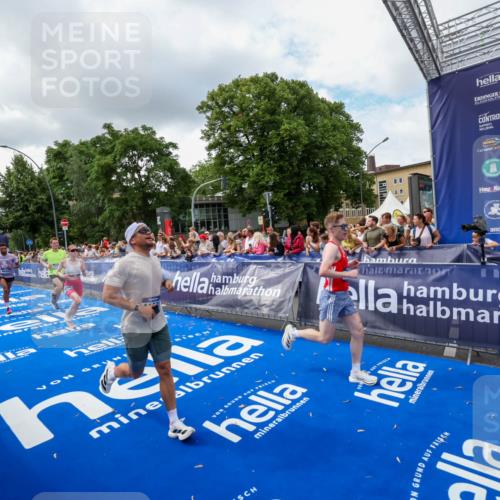 29.06.2025 - hella hamburg halbmarathon Zöllner http://msf.ph/oto/8403259 29.06.2025 10:38:49 Ziel 2296, 2719, 4148, 5248, 6684, 8450, 9264, 9540, 10218, 11055, 11281, 11282, 12772, 13755, 13800, 14093, 15372, 18188, 19004 meine-sportfotos.de