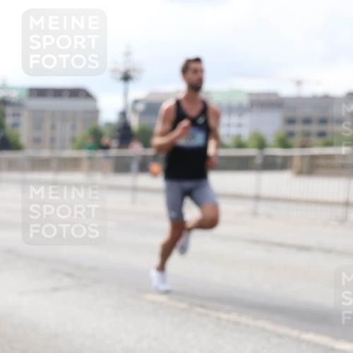 29.06.2025 - hella hamburg halbmarathon Lena Gebhardt http://msf.ph/oto/8403297 29.06.2025 09:31:37 Lombardsbrücke 1, 2, 4, 5, 6, 7, 8, 9, 10, 11, 13, 15, 16, 20, 22, 23, 25, 58, 59 meine-sportfotos.de