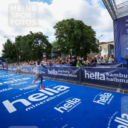 29.06.2025 - hella hamburg halbmarathon Zöllner http://msf.ph/oto/8403303 29.06.2025 10:01:05 Ziel 1, 5 meine-sportfotos.de