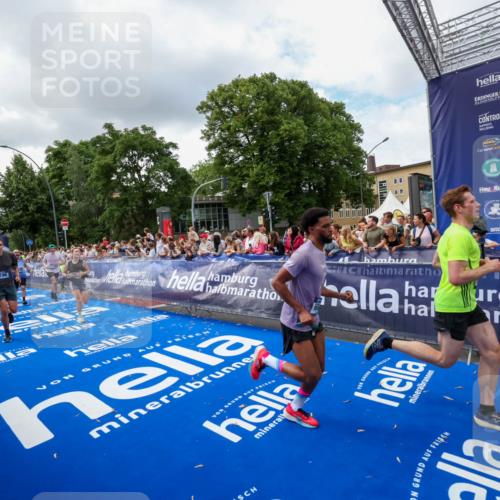 29.06.2025 - hella hamburg halbmarathon Zöllner http://msf.ph/oto/8403309 29.06.2025 10:38:51 Ziel 2296, 2719, 6684, 8450, 9264, 9540, 10218, 11055, 11281, 11282, 13755, 13800, 14093, 15372 meine-sportfotos.de