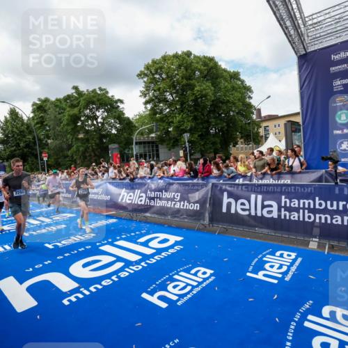 29.06.2025 - hella hamburg halbmarathon Zöllner http://msf.ph/oto/8403324 29.06.2025 10:38:52 Ziel 2296, 2719, 3783, 6684, 9264, 9540, 10218, 11055, 11282, 13755, 13800, 14093, 15257, 15372, 17722 meine-sportfotos.de