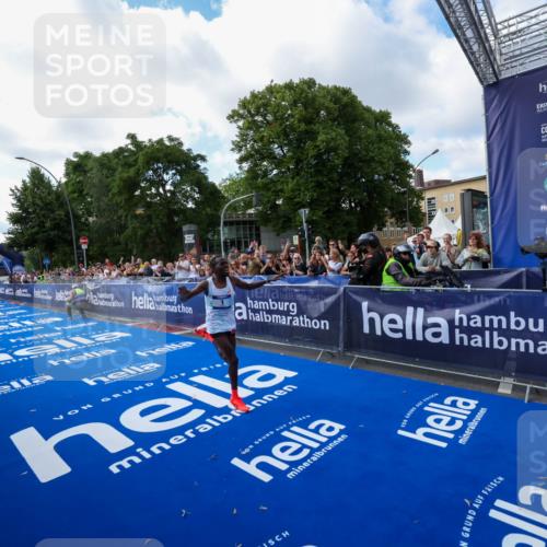 29.06.2025 - hella hamburg halbmarathon Zöllner http://msf.ph/oto/8403329 29.06.2025 10:01:05 Ziel 1, 5 meine-sportfotos.de