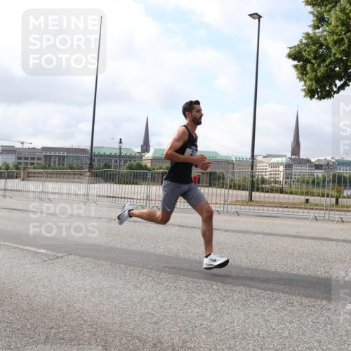 29.06.2025 - hella hamburg halbmarathon Lena Gebhardt http://msf.ph/oto/8403330 29.06.2025 09:31:37 Lombardsbrücke 1, 2, 4, 5, 6, 7, 8, 9, 10, 11, 13, 15, 16, 20, 22, 23, 25, 58, 59 meine-sportfotos.de