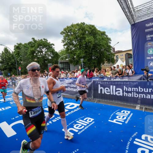 29.06.2025 - hella hamburg halbmarathon Zöllner http://msf.ph/oto/8403349 29.06.2025 10:38:54 Ziel 2296, 2719, 2980, 3783, 8958, 9264, 9540, 10218, 11055, 13755, 13800, 14093, 15257, 15372, 17722 meine-sportfotos.de
