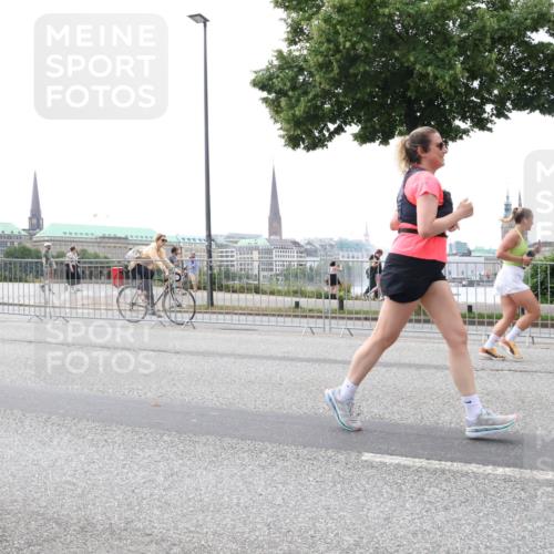 29.06.2025 - hella hamburg halbmarathon Lena Gebhardt http://msf.ph/oto/8403356 29.06.2025 10:50:09 Lombardsbrücke 1040, 1041, 1259, 1487, 1511, 1828, 1888, 2047, 2212, 2466, 2862, 2997, 3203, 3680, 3701, 3710, 3805, 3897, 4090, 4168, 4870, 5076, 5119, 5694, 5749, 5751, 5997, 6680, 6830, 7366, 7677, 7679, 7721, 7722, 7755, 8065, 8254, 9015, 9162, 9605, 9940, 10060, 10286, 10403, 10617, 10683, 11030, 11426, 11696, 11716, 11760, 12079, 12124, 13127, 13128, 13309, 13381, 13744, 13764, 13846, 13887, 14102, 14144, 14505, 14545, 14591, 14692, 14940, 15230, 15626 meine-sportfotos.de