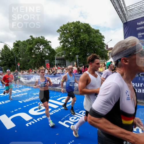 29.06.2025 - hella hamburg halbmarathon Zöllner http://msf.ph/oto/8403358 29.06.2025 10:38:54 Ziel 2296, 2719, 2980, 3783, 8958, 9264, 9540, 10218, 11055, 13755, 13800, 14093, 15257, 15372, 17722 meine-sportfotos.de