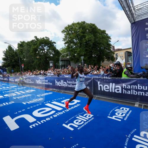 29.06.2025 - hella hamburg halbmarathon Zöllner http://msf.ph/oto/8403366 29.06.2025 10:01:05 Ziel 1, 5 meine-sportfotos.de