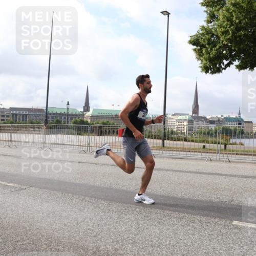 29.06.2025 - hella hamburg halbmarathon Lena Gebhardt http://msf.ph/oto/8403371 29.06.2025 09:31:38 Lombardsbrücke 1, 2, 4, 5, 6, 7, 8, 9, 10, 11, 13, 15, 16, 20, 22, 23, 25, 58, 59 meine-sportfotos.de