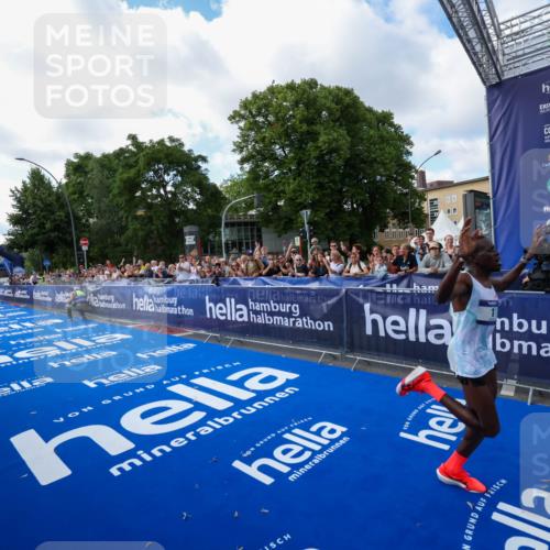29.06.2025 - hella hamburg halbmarathon Zöllner http://msf.ph/oto/8403391 29.06.2025 10:01:05 Ziel 1, 5 meine-sportfotos.de