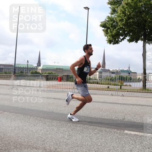 29.06.2025 - hella hamburg halbmarathon Lena Gebhardt http://msf.ph/oto/8403407 29.06.2025 09:31:38 Lombardsbrücke 1, 2, 4, 5, 6, 7, 8, 9, 10, 11, 13, 15, 16, 20, 22, 23, 25, 58, 59 meine-sportfotos.de