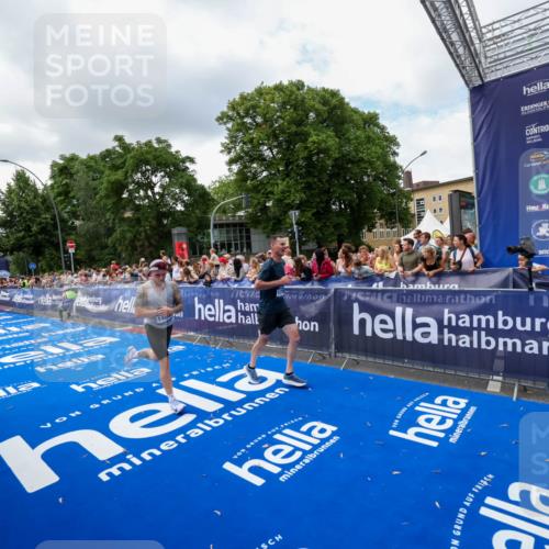 29.06.2025 - hella hamburg halbmarathon Zöllner http://msf.ph/oto/8403421 29.06.2025 10:38:56 Ziel 2980, 3783, 8958, 9540, 13137, 13755, 14093, 15257, 17722 meine-sportfotos.de