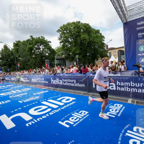29.06.2025 - hella hamburg halbmarathon Zöllner http://msf.ph/oto/8403480 29.06.2025 10:39:03 Ziel 1164, 1803, 2262, 3136, 4359, 6682, 11447, 13137, 15561, 15873, 18734, 19151 meine-sportfotos.de