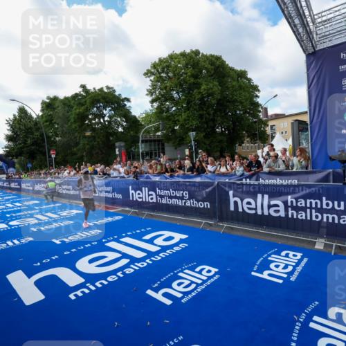 29.06.2025 - hella hamburg halbmarathon Zöllner http://msf.ph/oto/8403509 29.06.2025 10:01:12 Ziel 5 meine-sportfotos.de