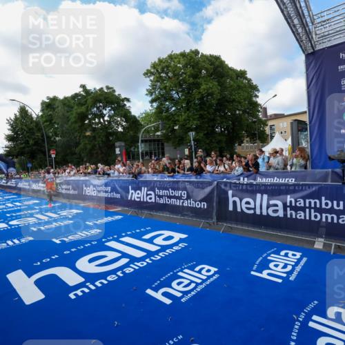 29.06.2025 - hella hamburg halbmarathon Zöllner http://msf.ph/oto/8403547 29.06.2025 10:01:59 Ziel 4 meine-sportfotos.de