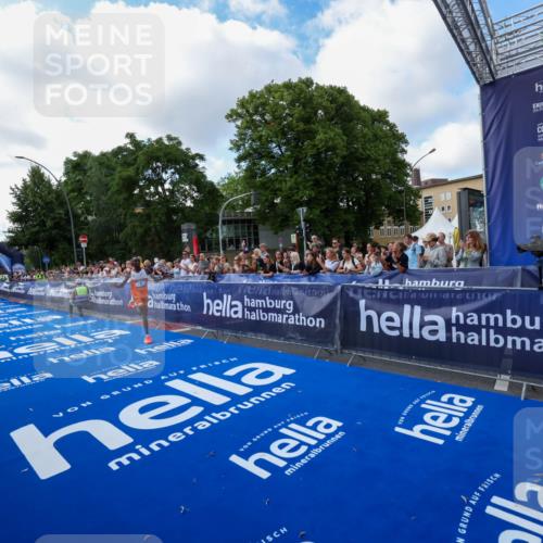 29.06.2025 - hella hamburg halbmarathon Zöllner http://msf.ph/oto/8403578 29.06.2025 10:02:00 Ziel 4 meine-sportfotos.de