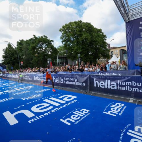29.06.2025 - hella hamburg halbmarathon Zöllner http://msf.ph/oto/8403596 29.06.2025 10:02:00 Ziel 4 meine-sportfotos.de