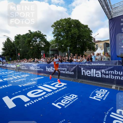 29.06.2025 - hella hamburg halbmarathon Zöllner http://msf.ph/oto/8403609 29.06.2025 10:02:00 Ziel 4 meine-sportfotos.de