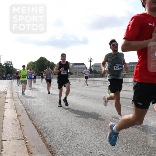 29.06.2025 - hella hamburg halbmarathon Lena Gebhardt http://msf.ph/oto/8403615 29.06.2025 09:49:17 Lombardsbrücke 2849, 15410, 3116, 1815, 1772, 149, 1042, 1571, 1600, 1603, 2044, 2707, 2745, 2750, 2797, 2849, 2980, 3014, 3116, 4062, 4148, 4766, 5003, 5050, 5124, 5648, 5889, 6037, 6047, 6149, 6771, 7035, 7109, 7310, 7482, 7743, 7981, 8002, 8121, 8358, 9640, 9643, 10369, 10451, 10738, 10877, 11106, 11177, 11423, 11447, 11952, 12088, 12091, 12098, 12168, 12739, 13064, 13137, 13158, 13190, 13372, 13755, 13900, 14075, 14311, 14359, 14603, 14629, 14667 meine-sportfotos.de