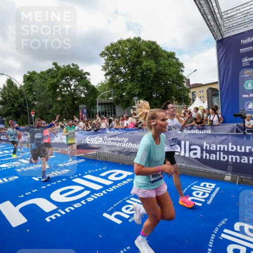 29.06.2025 - hella hamburg halbmarathon Zöllner http://msf.ph/oto/8403628 29.06.2025 10:39:07 Ziel 1164, 1445, 1803, 2262, 4359, 4759, 6682, 6686, 6687, 11447, 11619, 12137, 15561, 15873, 16820, 18734, 19151 meine-sportfotos.de