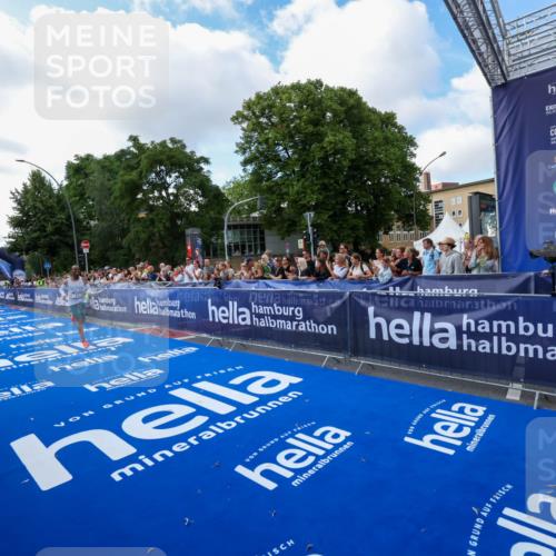 29.06.2025 - hella hamburg halbmarathon Zöllner http://msf.ph/oto/8403635 29.06.2025 10:02:19 Ziel 11, 25 meine-sportfotos.de