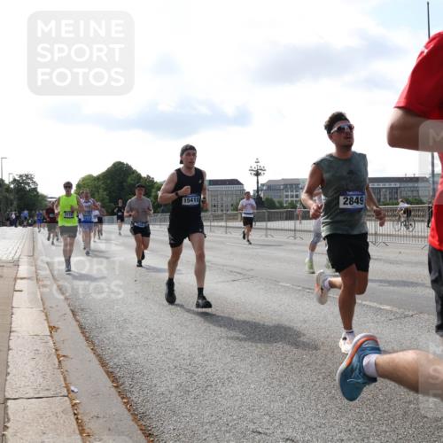 29.06.2025 - hella hamburg halbmarathon Lena Gebhardt http://msf.ph/oto/8403639 29.06.2025 09:49:17 Lombardsbrücke 15410, 3116, 2849, 7815, 1042, 1571, 1600, 1603, 2044, 2707, 2745, 2750, 2797, 2849, 2980, 3014, 3116, 4062, 4148, 4766, 5003, 5050, 5124, 5648, 5889, 6037, 6047, 6149, 6771, 7035, 7109, 7310, 7482, 7743, 7981, 8002, 8121, 8358, 9640, 9643, 10369, 10451, 10738, 10877, 11106, 11177, 11423, 11447, 11952, 12088, 12091, 12098, 12168, 12739, 13064, 13137, 13158, 13190, 13372, 13755, 13900, 14075, 14311, 14359, 14603, 14629, 14667 meine-sportfotos.de