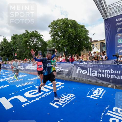 29.06.2025 - hella hamburg halbmarathon Zöllner http://msf.ph/oto/8403650 29.06.2025 10:39:08 Ziel 1164, 1445, 1803, 2262, 4359, 4759, 6682, 6686, 6687, 11447, 11619, 12137, 15556, 16656, 16820, 18734, 19151 meine-sportfotos.de