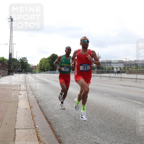 29.06.2025 - hella hamburg halbmarathon Lena Gebhardt http://msf.ph/oto/8403684 29.06.2025 09:32:10 Lombardsbrücke 17, 21, 15, 17, 20, 21, 58 meine-sportfotos.de