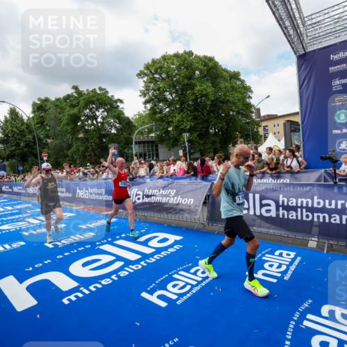 29.06.2025 - hella hamburg halbmarathon Zöllner http://msf.ph/oto/8403697 29.06.2025 10:39:10 Ziel 1164, 1445, 1803, 2262, 4759, 6686, 6687, 11619, 12137, 15556, 16656, 16820, 18149, 18547 meine-sportfotos.de