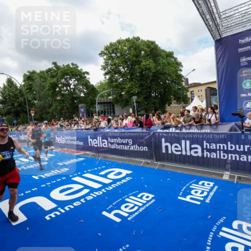 29.06.2025 - hella hamburg halbmarathon Zöllner http://msf.ph/oto/8403719 29.06.2025 10:39:13 Ziel 1445, 3282, 4759, 6686, 6687, 11305, 11619, 12137, 13729, 14311, 15556, 16656, 16820, 17668, 18149, 18547 meine-sportfotos.de