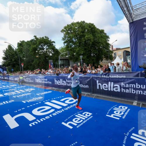 29.06.2025 - hella hamburg halbmarathon Zöllner http://msf.ph/oto/8403730 29.06.2025 10:02:20 Ziel 11, 25 meine-sportfotos.de
