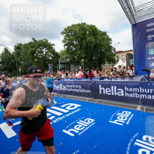 29.06.2025 - hella hamburg halbmarathon Zöllner http://msf.ph/oto/8403733 29.06.2025 10:39:13 Ziel 1445, 3282, 4759, 6686, 6687, 11305, 11619, 12137, 13729, 14311, 15556, 16656, 16820, 17668, 18149, 18547 meine-sportfotos.de