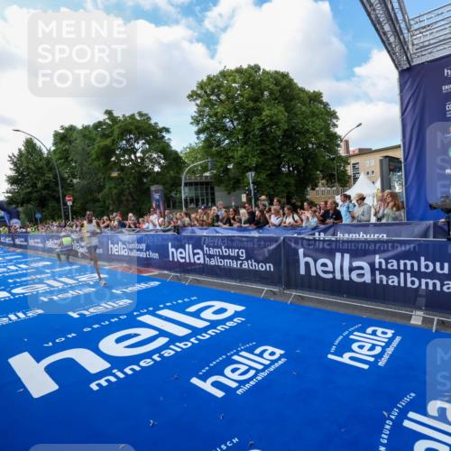 29.06.2025 - hella hamburg halbmarathon Zöllner http://msf.ph/oto/8403819 29.06.2025 10:02:26 Ziel 2, 25 meine-sportfotos.de