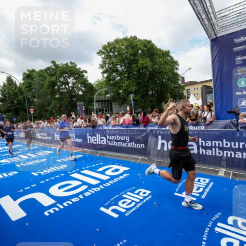 29.06.2025 - hella hamburg halbmarathon Zöllner http://msf.ph/oto/8403843 29.06.2025 10:39:19 Ziel 2044, 3282, 4565, 5752, 6037, 8319, 8925, 11305, 12046, 13479, 13729, 14311, 17646, 17668, 18149 meine-sportfotos.de