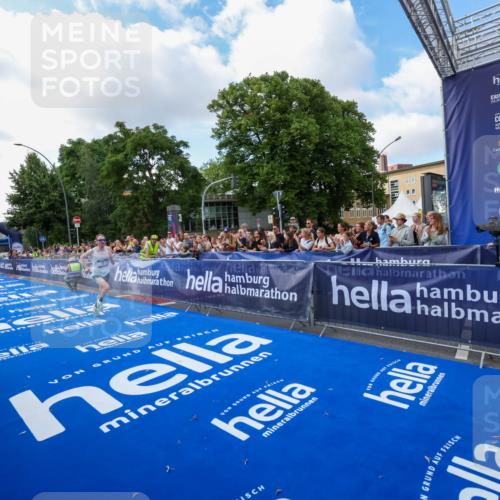 29.06.2025 - hella hamburg halbmarathon Zöllner http://msf.ph/oto/8403871 29.06.2025 10:02:32 Ziel 2, 22 meine-sportfotos.de